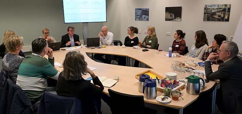 •	Beeld van de jaarlijkse co-creatiedag met een tafel rondom lector Feike van der Leij (Van Hall Larenstein en Inholland)